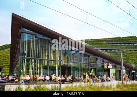 Restaurant en plein air et magasins sous un toit vert accessible à pied au restaurant de l'hôtel, le complexe de loisirs de l'Ingenhoven Architects, dans le centre-ville de Düsseldorf/Allemagne. Banque D'Images