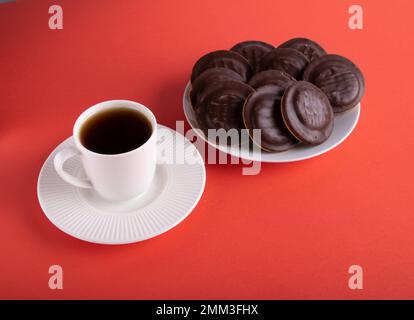 tasse de café photo et biscuits ronds enrobés de chocolat sur une assiette Banque D'Images