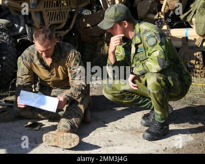 Sergent d'état-major des Marines des États-Unis Joseph Owen, commandant du peloton de reconnaissance mobile, 2D Bataillon de reconnaissance en remords légers, Et le Cpl Patrik Andersson, exploitant de système aérien sans pilote, 2D Bataillon maritime suédois, coordonne un parcours de vol pour un drone de Puma RQ-20, tout en effectuant une aire de tir de mortier vivant bilatéral pendant l'exercice Archipel Endeavour 22 (AE22) sur la base navale de Berga, en Suède, le 14 septembre 2022. AE22 est un exercice intégré de formation sur le terrain qui augmente la capacité opérationnelle et améliore la coopération stratégique entre les forces américaines Marines et suédoises. Banque D'Images