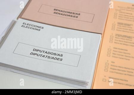 Image de quelques enveloppes au bureau de vote le jour des élections au congrès et au sénat en Espagne dans lesquelles les représentants au Banque D'Images