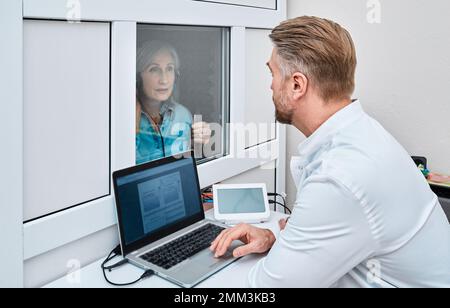 Test audiométrique. Une femme mature obtient un test auditif et une audiométrie au centre d'audiologie avec un médecin ORL utilisant un audiomètre pour évaluer les acui auditives Banque D'Images