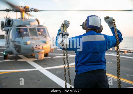 OCÉAN ATLANTIQUE (sept 14, 2022) Natalie Meehan, le compagnon de Boatswain, présente des cales et des chaînes aux pilotes à bord du navire de combat littoral Freedom-variant USS Minneapolis-Saint Paul (LCS 21) lors de la certification MOB-A du navire, le 14 septembre 2022. Minneapolis-Saint Paul est une propriété à la base navale de Mayport, en Floride. Banque D'Images