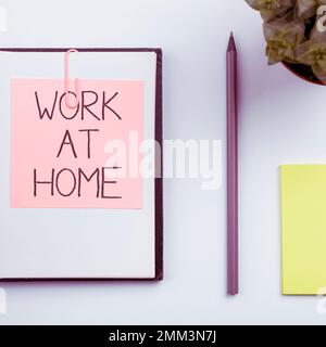 Travail de sous-titrage conceptuel à domicile. Mot écrit sur le travail freelance travaillant sur la technologie pratique de votre maison Banque D'Images