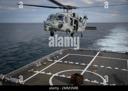 OCÉAN ATLANTIQUE (sept 14, 2022) un hélicoptère MH-60s, affecté aux « baleines-dragons » de l'Escadron de combat de la mer (HSC) 28, termine une reconstitution verticale à bord du navire de combat littoral USS Freedom-variant Minneapolis-Saint Paul (LCS 21) lors de la certification MOB-A du navire, le 14 septembre 2022. Minneapolis-Saint Paul est une propriété à la base navale de Mayport, en Floride. Banque D'Images