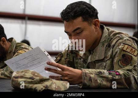 L'ancien Airman Clark Kevin Santiago, gestionnaire financier de la 15th e Escadre, effectue un test sur la défense chimique, biologique, radiologique et nucléaire, lors d'un exercice CBRN le 14 septembre 2022, à la base conjointe Pearl Harbor-Hickam, à Hawaï. Le test portait sur diverses procédures CBRN, telles que l'identification des agents neurotoxiques et la façon de porter un équipement de protection. Banque D'Images