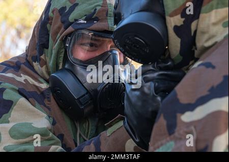 Un Airman effectue un contrôle par un copain pour évaluer l'usure effective du matériel de posture de protection orienté mission, lors d'un exercice de défense chimique, biologique, radiologique et nucléaire le 14 septembre 2022, à la base conjointe Pearl Harbor-Hickam, à Hawaï. L'équipement MOPP est conçu pour empêcher les agents CBRN de nuire à l'utilisateur. Les défenses CBRN sont des mesures de protection prises dans des situations où des dangers chimiques, biologiques, radiologiques ou nucléaires peuvent être présents. Banque D'Images