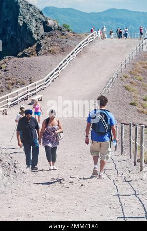 Touristes marchant sur le côté du volcan Vésuve, Italie Banque D'Images