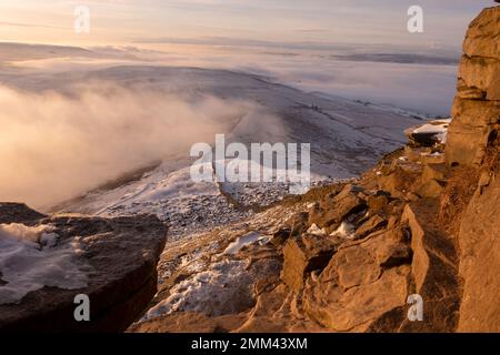 En regardant le dernier sentier enneigé depuis la crête du sommet de la montagne de Pen-y-ghent au lever du soleil avec la brume et la neige dans le parc national de Yorkshire Dales, en Banque D'Images