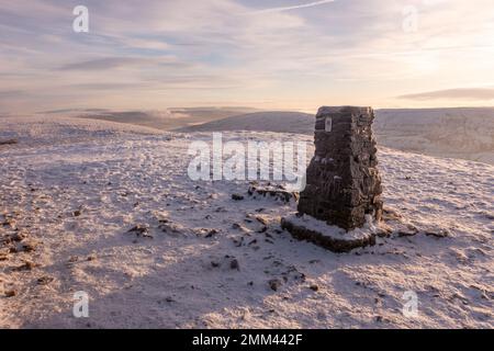 Paysage enneigé du sommet du plateau de Pen-y-ghent en hiver - l'un des trois sommets du Yorkshire dans le parc national des Yorkshire Dales - wi Banque D'Images