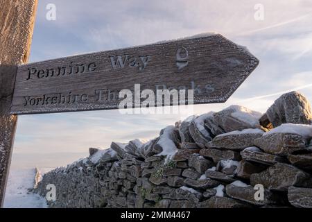 Panneau en bois de Pennine Way et Yorkshire Three Peaks recouvert de gel en hiver, parc national de Yorkshire Dales, Angleterre, Royaume-Uni Banque D'Images