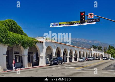 Mission Revival Arcade sur main Street à Ojai, Californie, États-Unis Banque D'Images