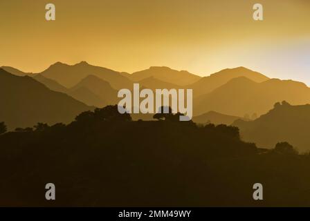Montagnes de Santa Monica au coucher du soleil, vue de Las Virgenes Valley vue sur Mulholland Highway près de Malibu, Californie, États-Unis Banque D'Images