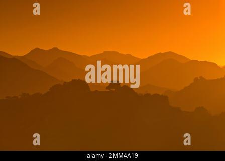 Montagnes de Santa Monica au coucher du soleil, vue de Las Virgenes Valley vue sur Mulholland Highway près de Malibu, Californie, États-Unis Banque D'Images