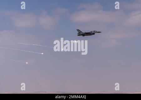 Un faucon jordanien F-16 déploie des fusées éclairantes pendant l'exercice Eager Lion en Jordanie, le 14 septembre 2022. Eager Lion 22 est un exercice multilatéral organisé par le Royaume hachémite de Jordanie, destiné à échanger des compétences militaires et à améliorer l'interopérabilité entre les pays partenaires. Banque D'Images