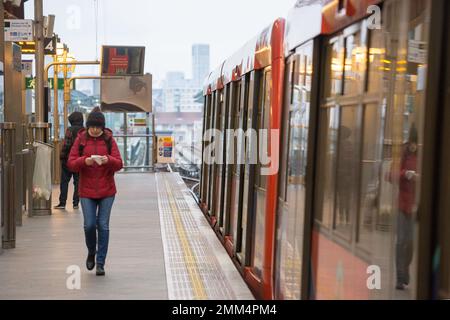 DLR Dockland Light Railway avec des passagers à Canary Wharf Banque D'Images