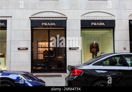 Milan, Italie - Otobre 16, 2022: Le magasin Prada à Montenapoleone, Milan est une destination de luxe pour la mode de pointe. Le magasin o Banque D'Images