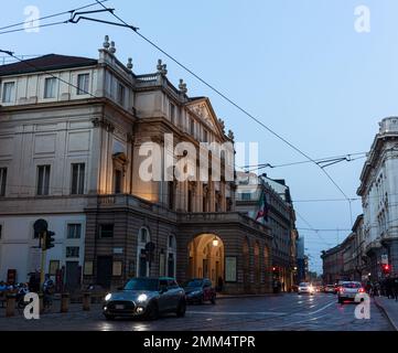 Milan, Italie - Otobre 22, 2022: Vue sur le coucher du soleil du célèbre théâtre de la Scala de Milan Banque D'Images