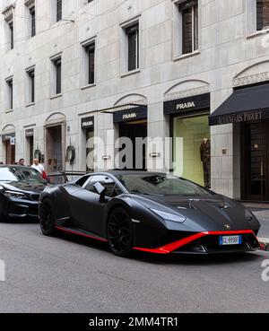 Milan, Italie - Otobre 16, 2022: Lamborghini Huracán STO super voiture de sport en noir garée dans la rue Montenapoleone Banque D'Images