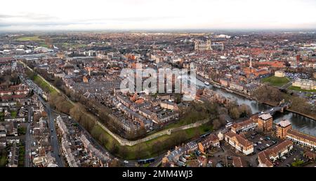 Vue aérienne sur la ville de York, les remparts de l'ancienne ville et la cathédrale de York en arrière-plan Banque D'Images