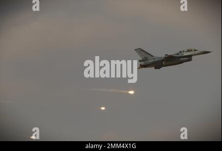 Un faucon de combat F-16 des forces armées jordaniennes laisse tomber des fusées sur un objectif pendant l'exercice Eager Lion 2022. Eager Lion 22 est un exercice multilatéral organisé par le Royaume hachémite de Jordanie, destiné à échanger des compétences militaires et à améliorer l'interopérabilité entre les pays partenaires. Banque D'Images