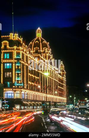 1987 MAGASIN HISTORIQUE HARRODS DEPARTMENT (©CHARLES WILLIAM STEPHENS 1939) BROMPTON ROAD KNIGHTSBRIDGE LONDRES ANGLETERRE ROYAUME-UNI Banque D'Images