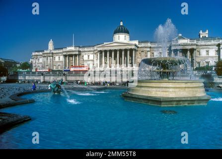 1987 FONTAINES HISTORIQUES NATIONAL GALLERY TRAFALGAR SQUARE LONDRES ANGLETERRE ROYAUME-UNI Banque D'Images