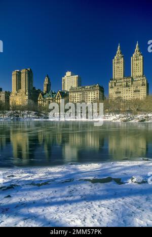 SNOW CENTRAL PARK WEST SKYLINE ET LAKE MANHATTAN NEW YORK CITY USA Banque D'Images