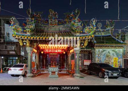 Tainan, 4 2023 JANVIER - voiture garée en face du temple historique de Puji Banque D'Images