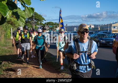 Des membres du Groupe de renseignement, de surveillance et de reconnaissance de 692nd parcourent l'île d'Oahu, le 11 septembre 2022. L'équipe de résilience ISRG a prévu de terminer la course de 138 kilomètres pour la résilience pour la troisième année consécutive. Banque D'Images