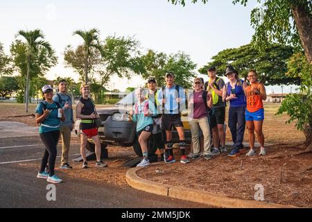 Des membres du Groupe de renseignement, de surveillance et de reconnaissance de 692nd parcourent l'île d'Oahu, le 12 septembre 2022. L'équipe de résilience ISRG a prévu de terminer la course de 138 kilomètres pour la résilience pour la troisième année consécutive. « Ce trek a débuté il y a trois ans avec deux aviateurs et cette année, nous sommes près de 60 participants », a déclaré le lieutenant-colonel Nicholas Hall, commandant du 392nd Escadron de renseignement. « Cette année, nous récoltons des fonds et nous sensibilisons aux causes de plaidoyer pour le mois de septembre, qui sont l'héritage hispanique et la prévention du suicide. » Banque D'Images