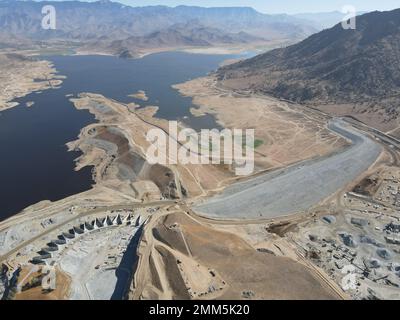 Vue aérienne du déversoir labyrinthe, du déversoir d'urgence et du barrage auxiliaire du projet de modification de la sécurité du barrage Isabella dans le lac Isabella, Californie, le 14 septembre 2022. Les équipages du U.S. Army corps of Engineers District de Sacramento approchent de l'achèvement des travaux de construction sur le projet, qui comprend la modernisation des barrages auxiliaires et principaux, le déversoir de service, le déversoir d'urgence et un nouveau déversoir à labyrinthe. Le projet vise à réduire les risques d'inondation pour les collectivités en aval, y compris Bakersfield. Isabella Dam, lac Isabella, États-Unis Corps d'armée des ingénieurs, USACE, sécurité du barrage, déversoir de labyrinthe, Banque D'Images