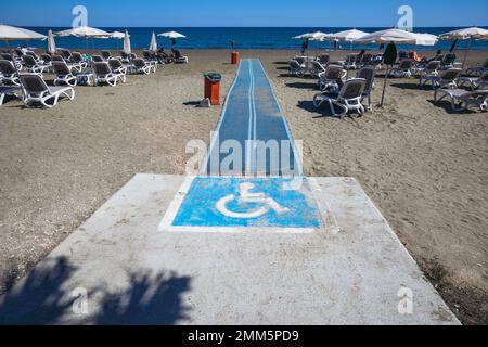 Accès handicapés sur la plage Mackenzie dans la ville de Larnaca, pays de l'île de Chypre Banque D'Images