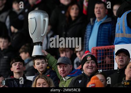 Wrexham, Royaume-Uni. 29th janvier 2023. Un jeune fan tient une réplique de la coupe FA pendant le match de quatrième tour de la coupe FA Emirates Wrexham vs Sheffield United au champ de courses de Wrexham, Royaume-Uni, 29th janvier 2023 (photo de Steve Flynn/News Images) à Wrexham, Royaume-Uni le 1/29/2023. (Photo de Steve Flynn/News Images/Sipa USA) crédit: SIPA USA/Alay Live News Banque D'Images