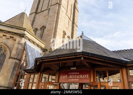 Le café et restaurant Cloister jouxtant l'église de la cathédrale Sainte-Marie - la cathédrale catholique de la ville de Newcastle upon Tyne, Royaume-Uni Banque D'Images