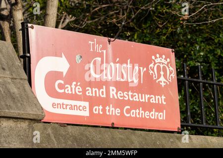 Panneau pour le café et le restaurant Cloister à la cathédrale de St Mary - la cathédrale catholique dans la ville de Newcastle upon Tyne, Royaume-Uni Banque D'Images
