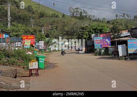 Scène de rue dans la petite ville de Ngoc Linh, Central Annam, Vietnam. Décembre Banque D'Images