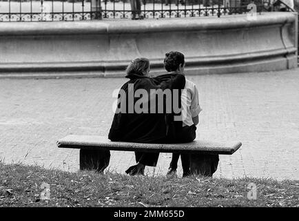 Couple assis sur le banc au parc public Barrancas de Belgrano, Buenos Aires, Argentine Banque D'Images