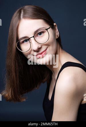 portrait d'une jeune femme heureuse confiante en studio Banque D'Images