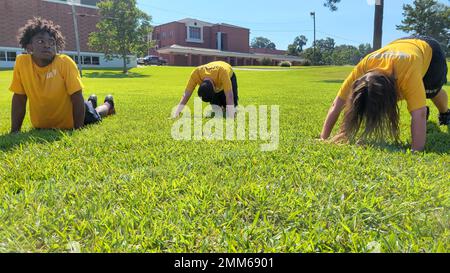 220915-N-LY580-1008 ALEXANDER CITY, Alabama (sept 15, 2022) Benjamin Russell High School corps d'instruction des officiers de la Réserve juniors de la Marine (NJROTC) le cadet Charlie Thomas, à gauche, et d'autres cadets du NJROTC effectuent des retransmissions pendant l'entraînement physique. Banque D'Images