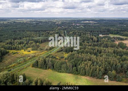 Vue aérienne de drone depuis le village de Czarny Las avec la rivière Czarna près de la ville de Gora Kalwaria, en Pologne Banque D'Images