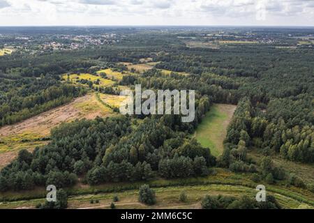 Vue aérienne sur les drones depuis le village de Czarny Las, comté de Piaseczno près de la ville de Gora Kalwaria, Pologne Banque D'Images