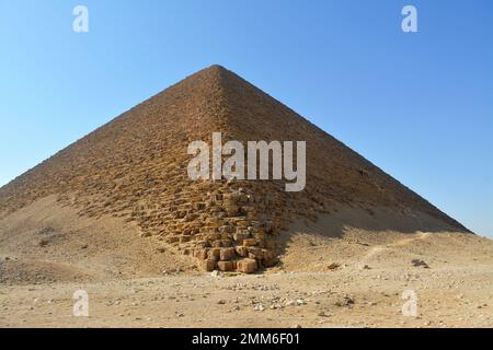 La pyramide rouge nord du Dahshur du roi Sneferu, nommée pour la teinte rouillée de ses pierres calcaires rouges, également appelée pyramide des chauves-souris, qu'elle contient Banque D'Images