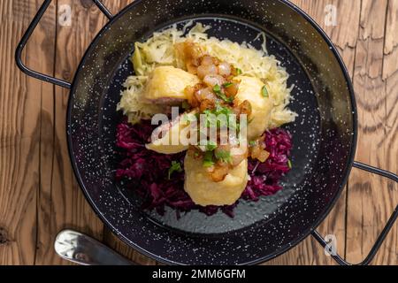 boulettes fourrées de viande fumée servies avec du chou rouge et blanc Banque D'Images