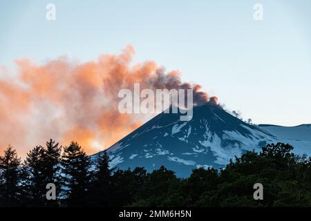 Le cratère sud-est du Mont Etna, Sicile, vu du village de Milo lors d'une petite éruption de flanc Banque D'Images