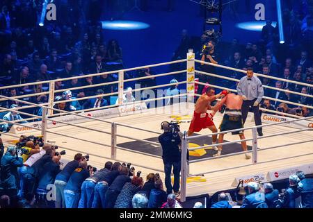 28-11-2015 Düsseldorf Allemagne. Fin du combat - Klitschko comprend qu'il est en train de perdre, il va donc vers l'avant l'attaque de la main droite Banque D'Images