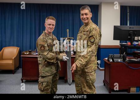 Le colonel Andrew Roddan, commandant de l’escadre du transport aérien 374th, et le sergent d’état-major. Michael Smith, artisan de la technologie des métaux de l'escadron de maintenance 374th, se présente avec la nouvelle épée de cérémonie de l'escadre à la base aérienne de Yokota, au Japon, le 15 septembre 2022. Le colonel James I. Baginski, ancien commandant de l'escadre du transport aérien tactique de 374th, a fait l'ancienne épée cérémonielle à la base aérienne de Clark, aux Philippines, en 1974, à la mémoire de ses collègues qui ont perdu la vie pour défendre la liberté. Banque D'Images