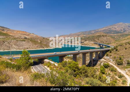 Règlement du barrage d'eau (Embalse de Rules), Sierra Nevada, Andalousie, Espagne Banque D'Images