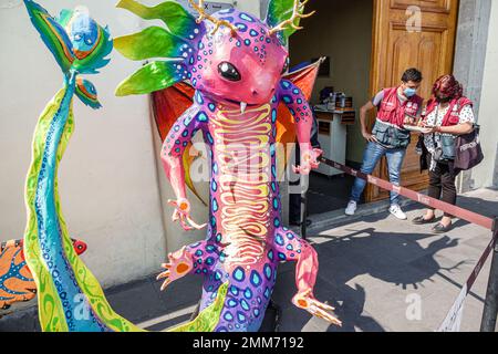 Mexico, centre historique Historico Centro, Calle de Doncelles, monumental alebrije folk art sculpture fantaisie créature, homme hommes hommes, femme femmes Banque D'Images