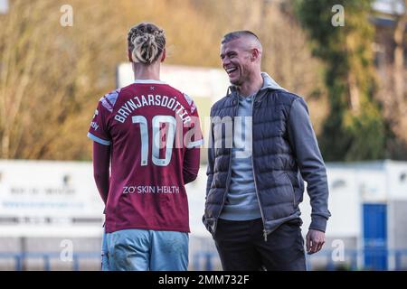 Telford, Royaume-Uni. 29th janvier 2023. Telford, Angleterre, 29 janvier 2023: Dagny Brynjarsdottir (10 Ham ouest) et Paul Konchesky (gérant de Ham ouest) partagent un rire à plein temps du match de la coupe de la FA Womens entre Wolverhampton Wanderers et West Ham Unis à New Bucks Head à Telford, Angleterre (Natalie Mincher/SPP) Credit: SPP photo Press Sport. /Alamy Live News Banque D'Images