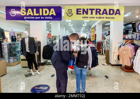 Mexico City, centre historique, Historico Centro, 16 de Septiembre, garde de sécurité sac sac à dos vêtements, entrée sortie masque de visage requis, homme Banque D'Images